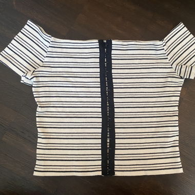 Gestreiftes T-Shirt schulterfrei
