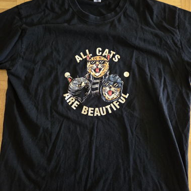 T-shirt nero con grafica
