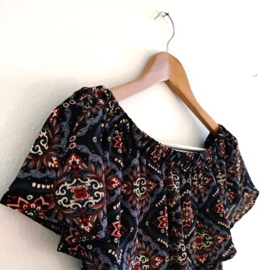 Bodenlanges gemustertes Kleid mit Carmenausschnitt