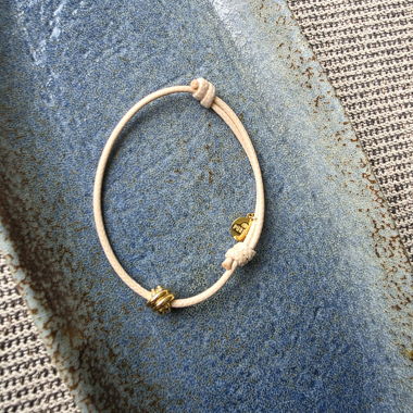 Perlenarmband mit PURA Anhänger