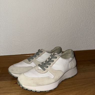 Sneakers casual bianche e grigie