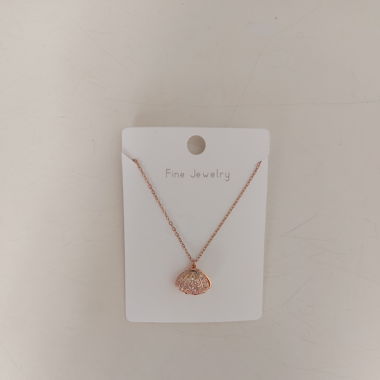 Collana con conchiglia e perla
