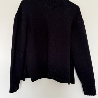 Maglione azzurro a coste con collo alto