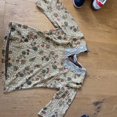 Floral lace long-sleeve top