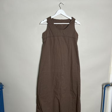 Braunes ärmelloses Midikleid zum Binden hinten