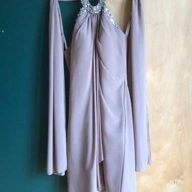 Robe de soirée avec décoration de bijoux