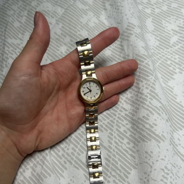 Gold und Silberne Uhr