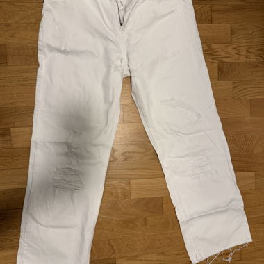Weisse Jeans mit Destroyed-Look