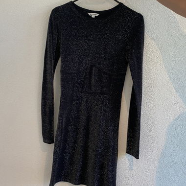 Robe noire à paillettes à manches longues