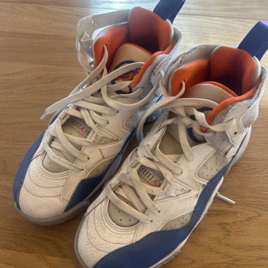 Sneakers Nike Jordan bianche, arancioni e blu