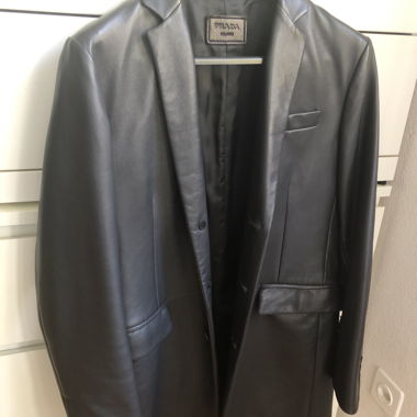 Prada-Ledermantel in Schwarz (kleiner Schaden am Ärmel)