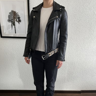 Maje Leder Bikerjacke mit farbigen Gurt