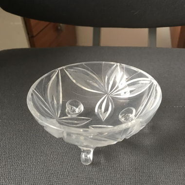 Verzierte Glasschale mit Fuss