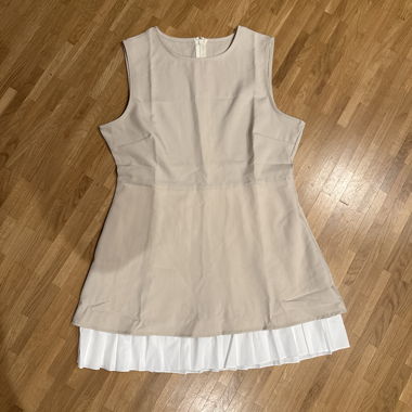 Vestito smanicato beige con orlo plissettato