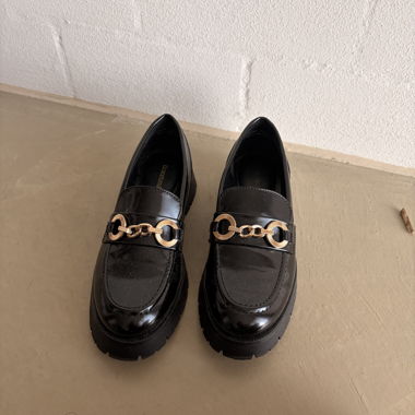 Schwarze Loafer mit Kette