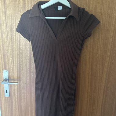 braunes kleid mit einem ausschnitt 