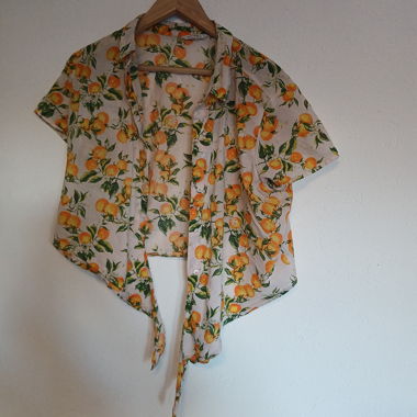 Blouse courte avec oranges juteuses