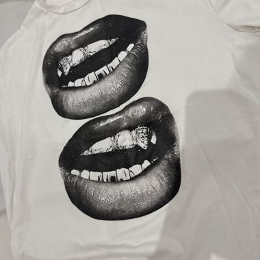 T-shirt bianco con stampa labbra