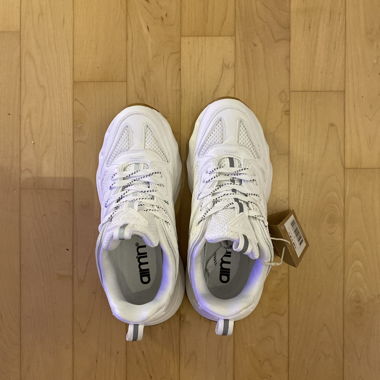 Sneakers bianche con etichetta
