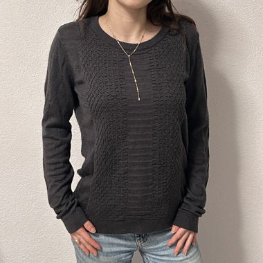 Feiner schwarzer DKNY-Pullover mit Muster vorne