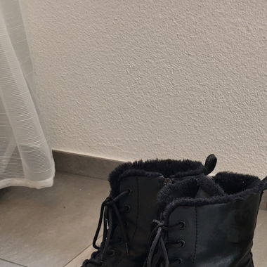 Schwarze Winterschuhe