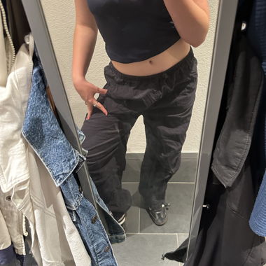 Schwarze Parachutehose