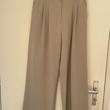 H&M Beige Plisseehose mit weitem Schnitt