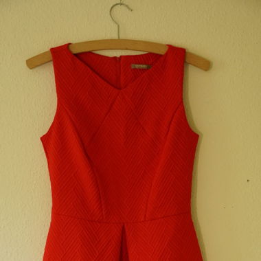 Rotes Kleid mit Taschen