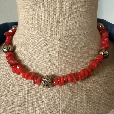 Rote Perlenkette