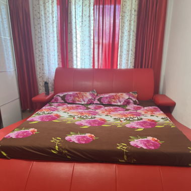 Bett mit Nachtisch