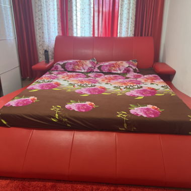 Bett mit Nachtisch