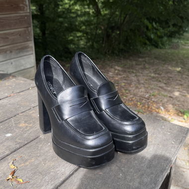 Schwarze Plateau-Pumps