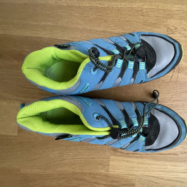 Blau/grüne Trekkingschuhe