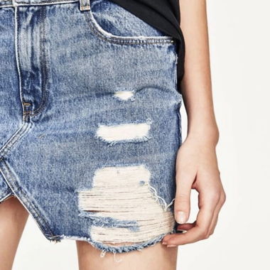 Mini gonna di jeans strappata