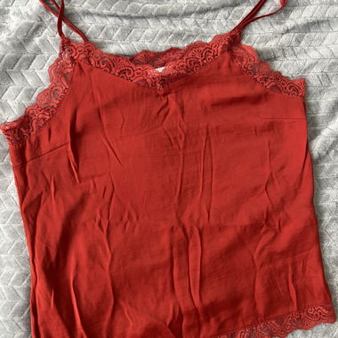 Rotes Spitzentop von VILA