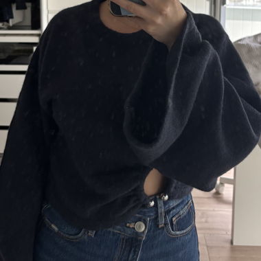 Schwarzer Pullover mit langen Ärmeln