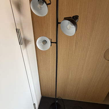 LIVIQUE Schwarze Stehlampe mit 3 Scheinwerfern
