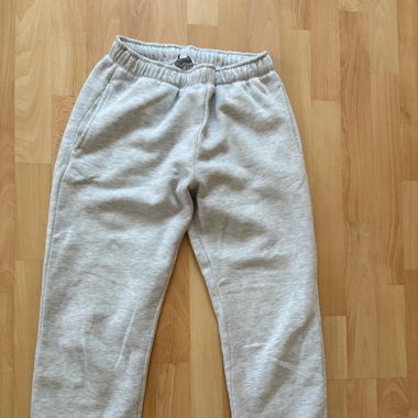 Graue Jogginghose