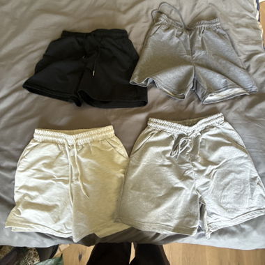 Lot de 4 shorts pour femme en gris, noir, beige