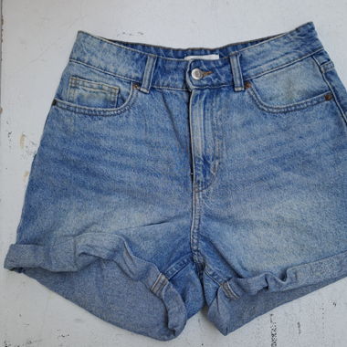 Hellblaue kurze Hose