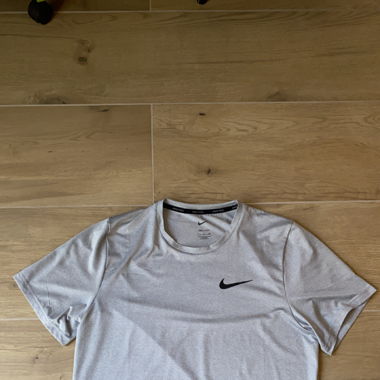 Graues Nike-T-Shirt