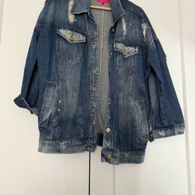 Blaue Jeansjacke im Used-Look