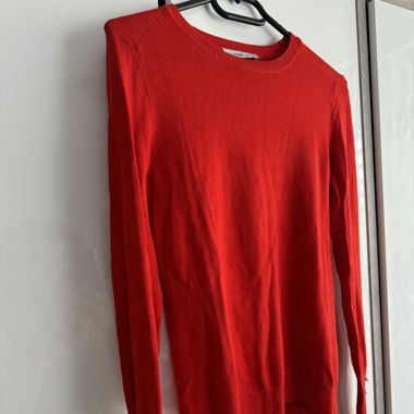 Roter Pullover