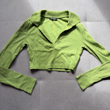 Long-sleeve cropped top with collar