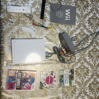 Wii inklusive Zubehör & Spiele
