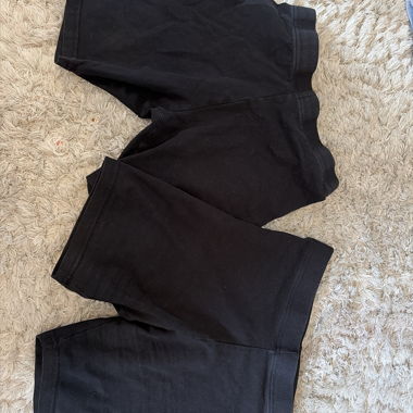 2 schwarze Freizeithosen