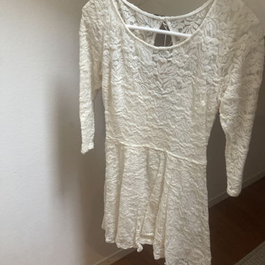Weisses Spitzenkleid