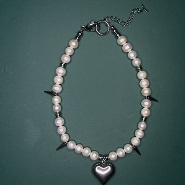 Pearl choker with metal heart pendant