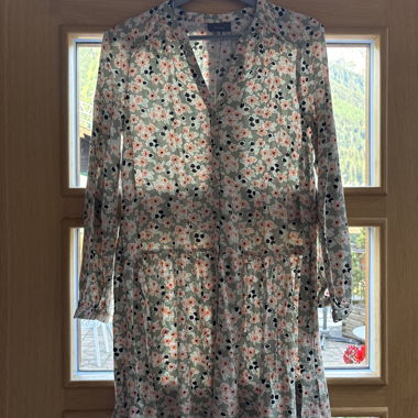 Fliesendes Kleid mit pastellfarbenem Blumenmuster