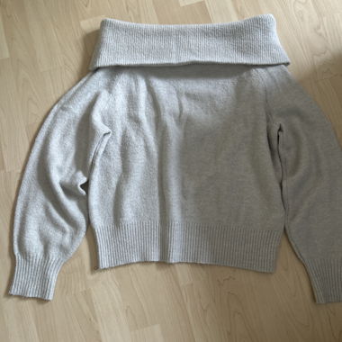Heller Strickpullover schulterfrei